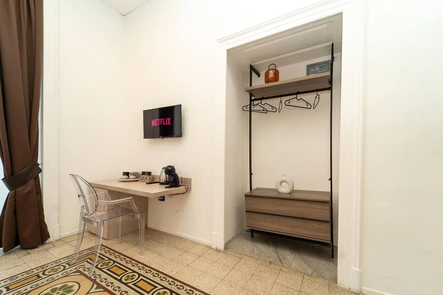 La Piazza Suite Naples