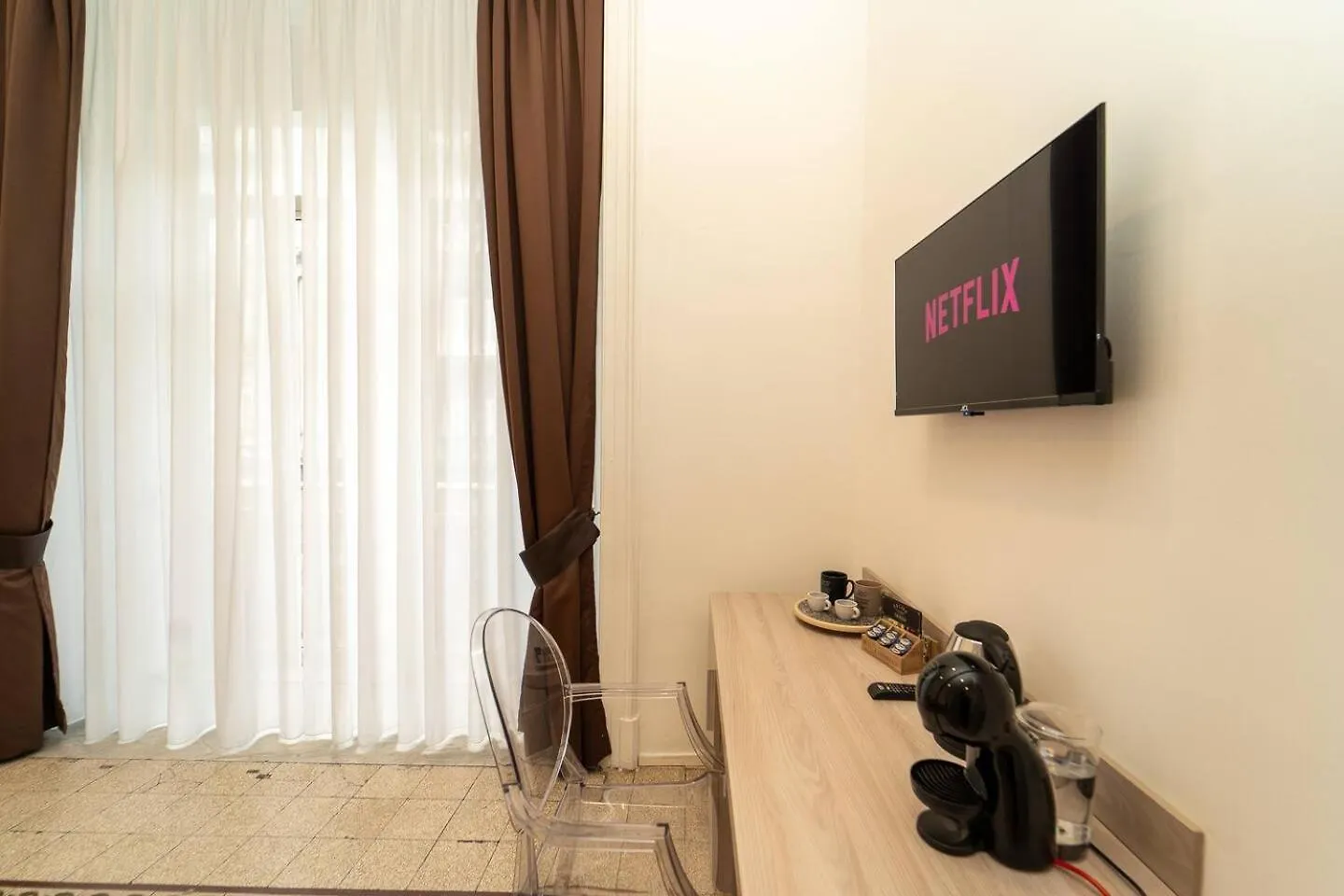La Piazza Suite Naples 0*,  Italy