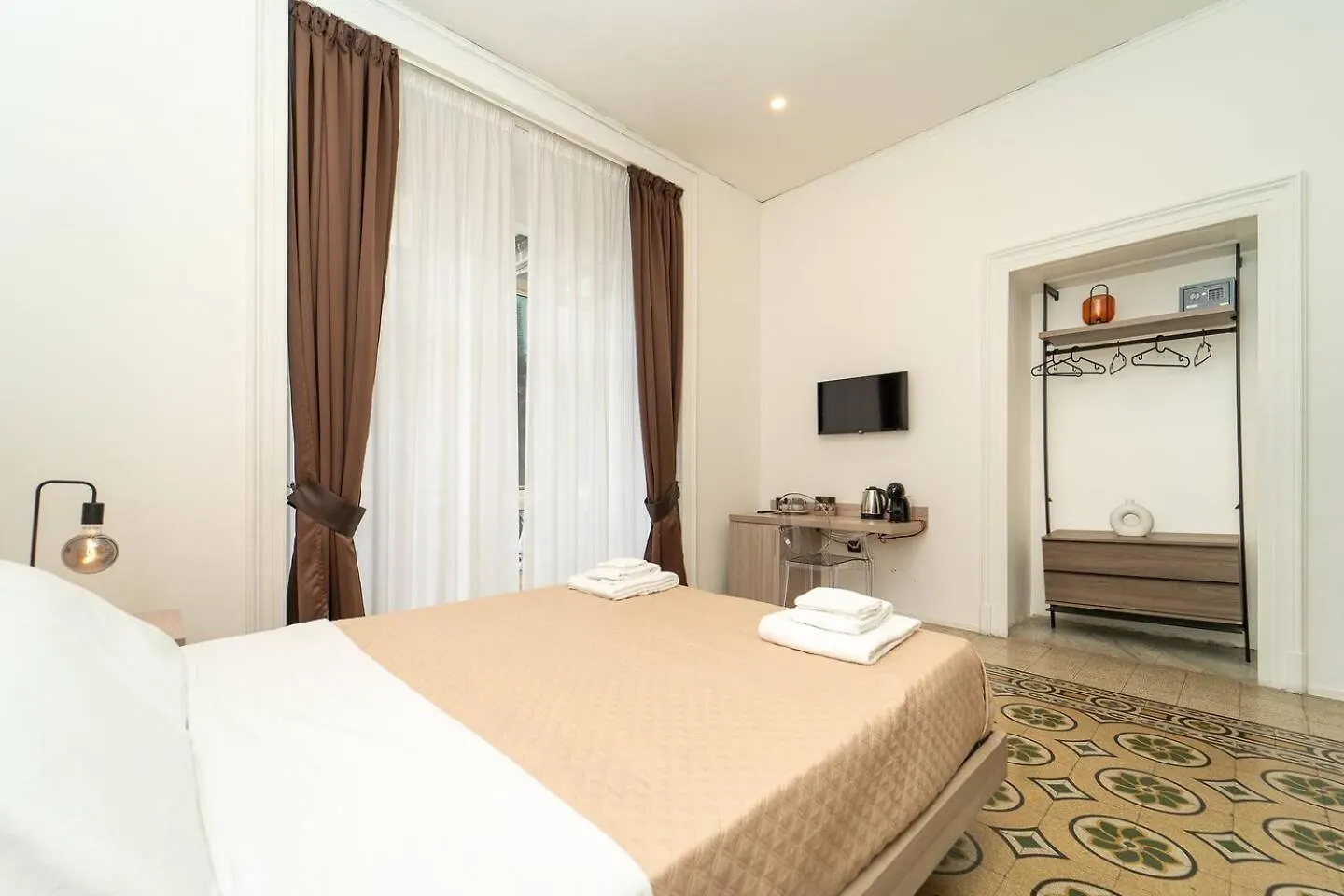 La Piazza Suite Naples