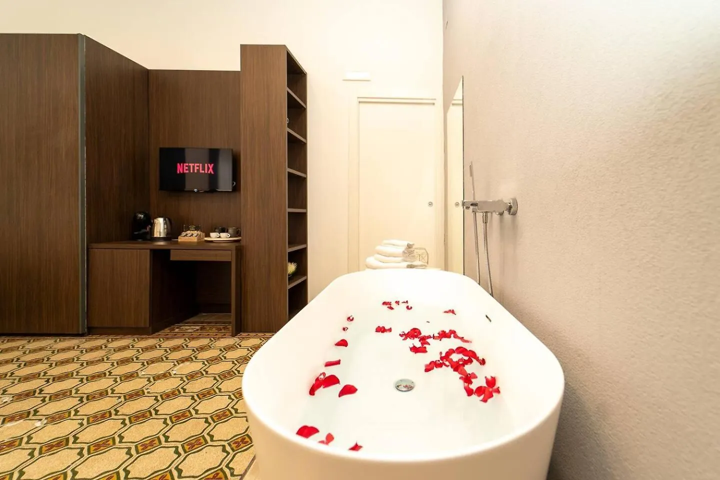 La Piazza Suite Naples 0*,  Italy