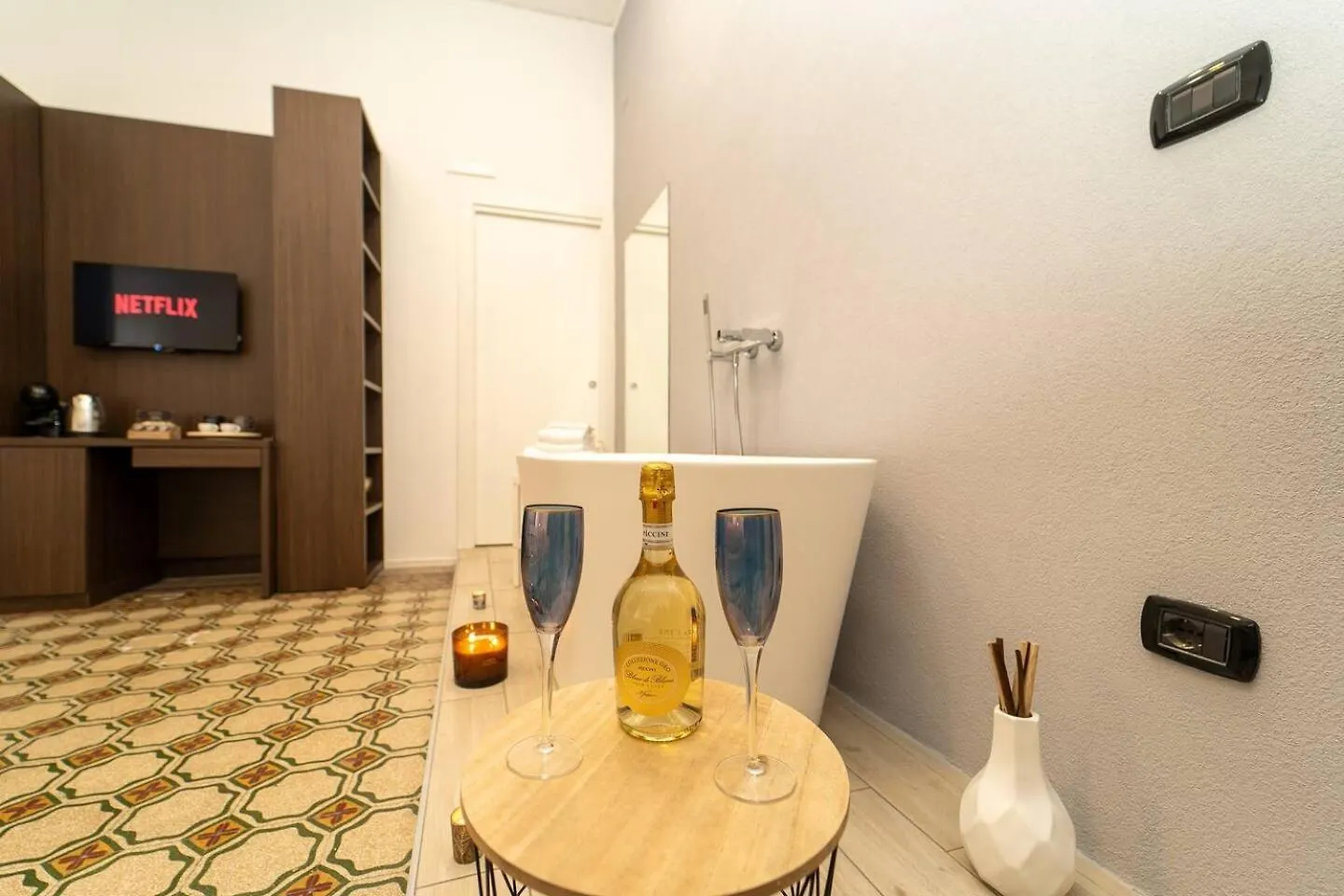 La Piazza Suite Naples